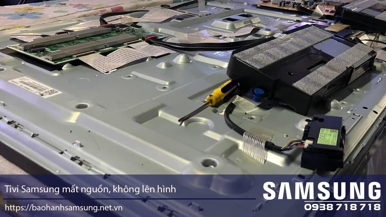 Unpowered Samsung TV internal circuitry with circuit boards and electronic components, repair or diagnosis scene for Samsung TVs in Vietnam.